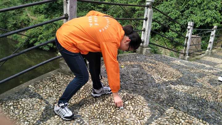 三院青协:手下捡垃圾,心中存绿色