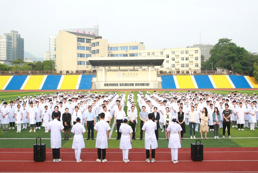 湖北医药学院举行ˇ112"国际护士节主题升旗仪式