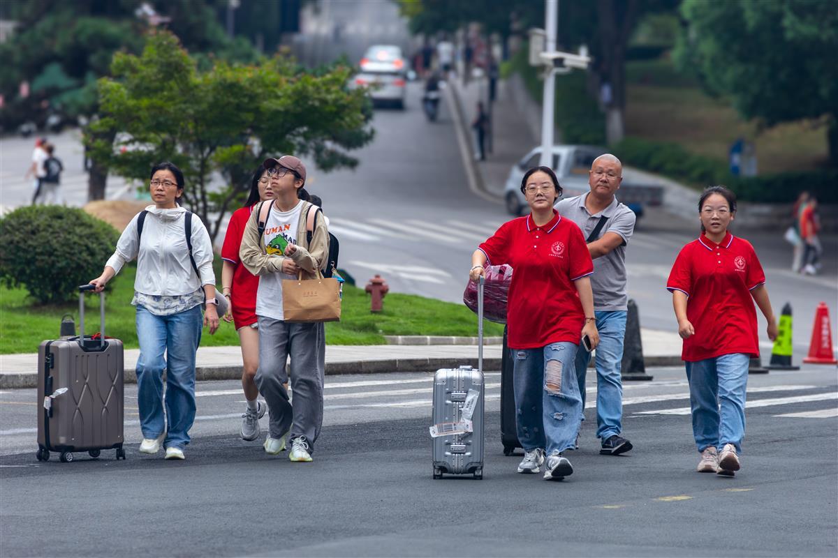 李佳仪新生开学报到.jpg 李佳仪新生开学报到.jpg