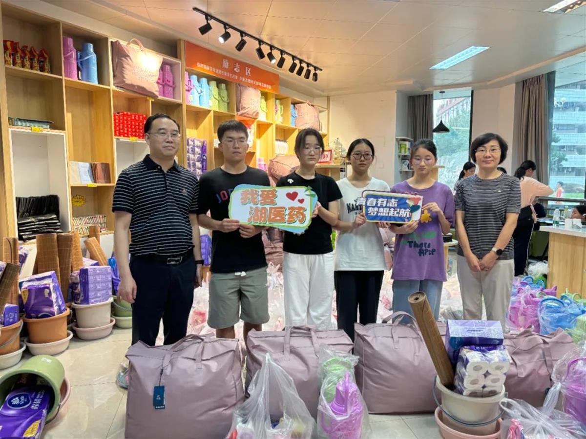 校领导发放爱心大礼包.jpg 校领导发放爱心大礼包.jpg